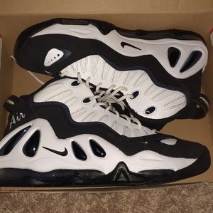 Nike Men. Black and White Shoes
